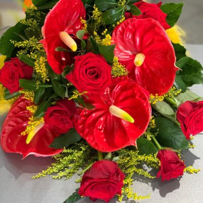 RED PASSION- Mazzo di rose rosse e anthurium